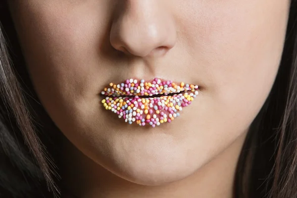 Bijgesneden afbeelding van Kaukasische vrouw met strooi snoep lippen — Stockfoto