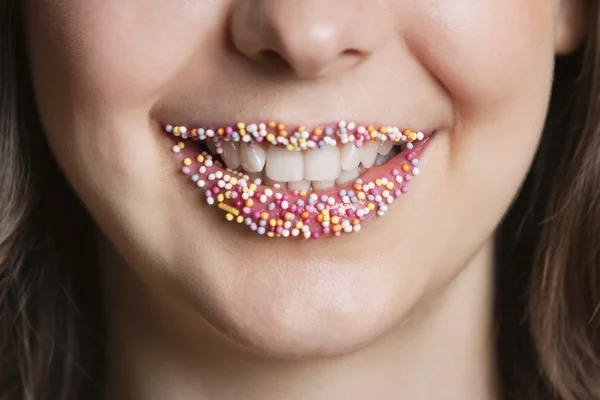 Przycięte portret kobiety Bliskiego Wschodu z posypać cukierki usta — Zdjęcie stockowe