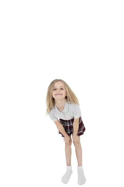 Retrato de la chica de la escuela feliz inclinándose sobre fondo blanco — Foto de Stock