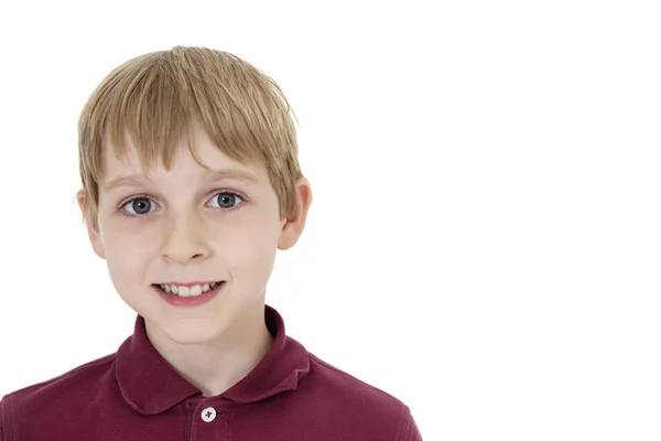 Close-up retrato de um menino pré-adolescente feliz sobre fundo branco — Fotografia de Stock