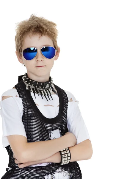 Retrato de menino pré-adolescente punk usando óculos de sol com os braços cruzados sobre fundo branco — Fotografia de Stock