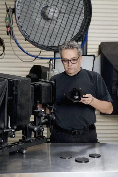 Vooraanzicht van een technicus in fotograaf studio — Stockfoto