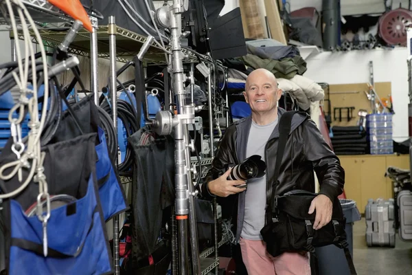 Retrato de um fotógrafo sênior feliz em estúdio — Fotografia de Stock