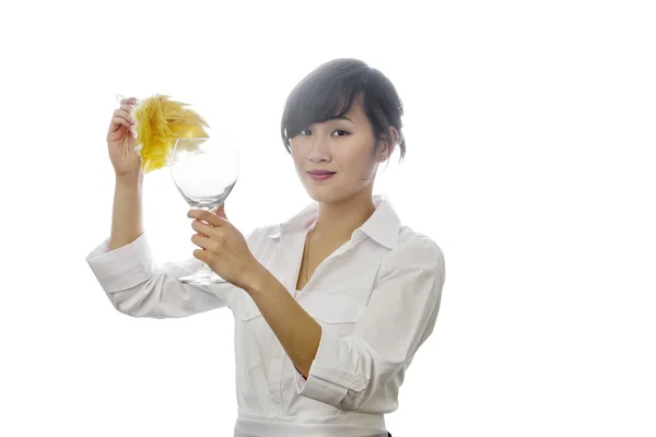 Portrait de femme asiatique époussetant verre avec rétro-éclairé sur fond blanc — Photo