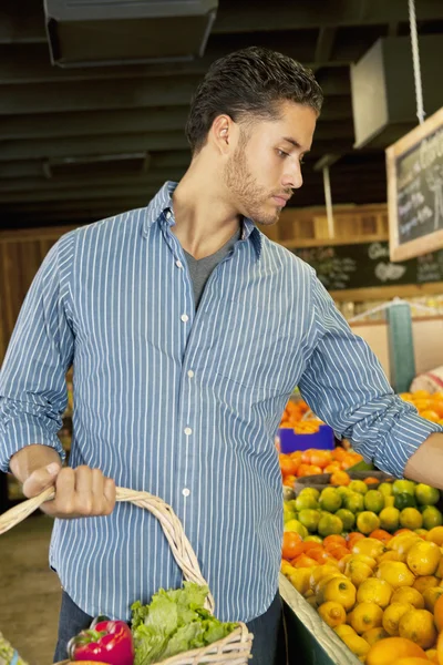 Bello giovane uomo shopping nel mercato — Foto Stock