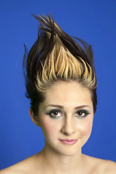 Retrato de uma bela jovem com cabelo cravado sobre fundo colorido — Fotografia de Stock