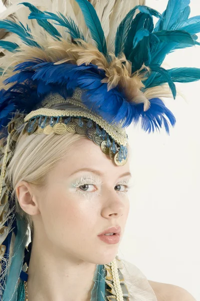 Nahaufnahme einer schönen jungen Frau mit Kopfbedeckung — Stockfoto