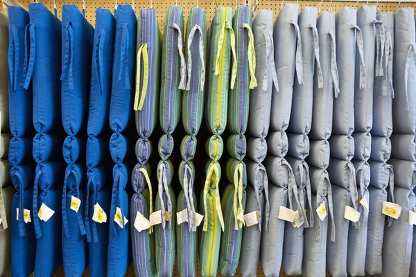 Cojines multicolores colgando en la tienda — Foto de Stock