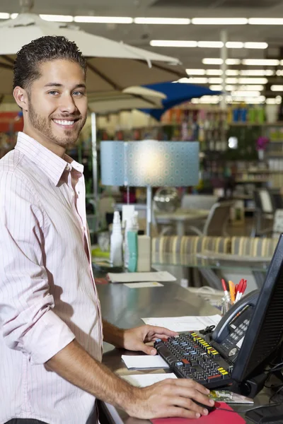 Portret van een gelukkig winkelbediende in winkel — Stockfoto