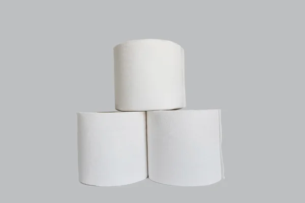 Montones de rollos de papel higiénico sobre fondo blanco — Foto de Stock