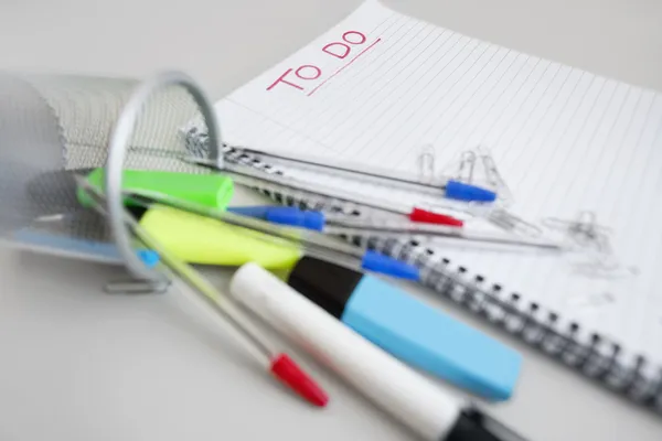 Vista de perto do caderno em espiral com lista de tarefas e material de escritório — Fotografia de Stock