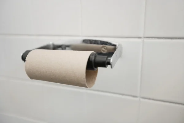 Primer plano del rollo de papel higiénico terminado en el baño — Foto de Stock