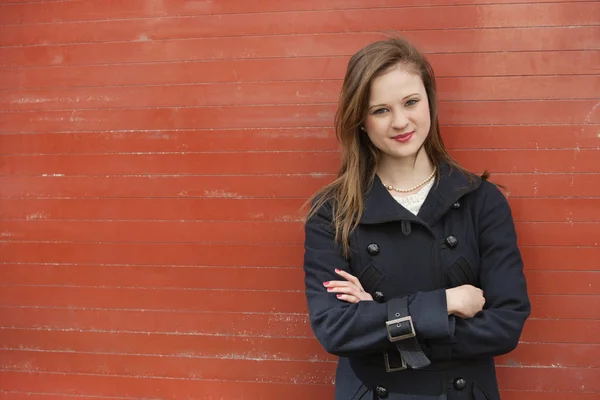 Portrait of beautiful young office worker standing with arms crossed — Stock Photo, Image