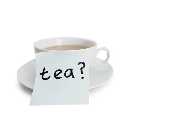 Primer plano del bloc de notas pegajoso con taza de té sobre fondo blanco — Foto de Stock