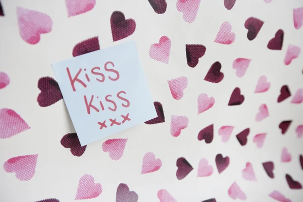 Close-up of sticky note with a message over heart shaped background — Stock Photo, Image