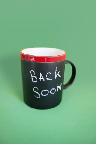 Tasse à café avec texte sur fond coloré — Photo