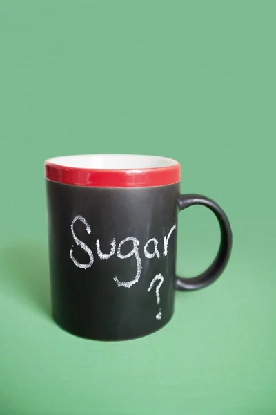 Xícara de café com texto sobre fundo colorido — Fotografia de Stock