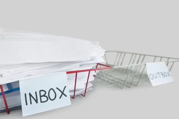 Inbox en outbox laden in een kantoor op witte achtergrond — Stockfoto