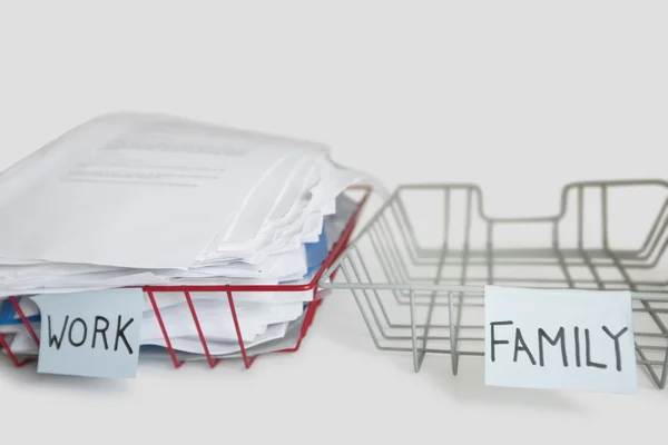 Papierstapel im Arbeitsfach mit leerem Familienteller auf weißem Hintergrund — Stockfoto
