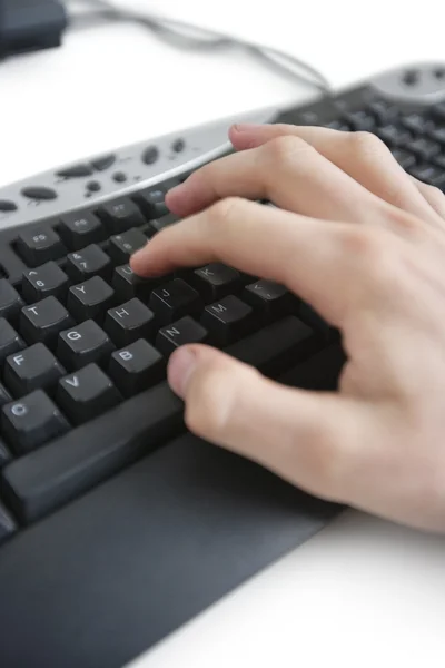 Bijgesneden afbeelding van een hand op computertoetsenbord — Stockfoto