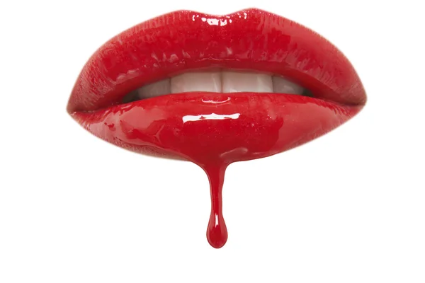 Крупный план красного блеска помады, капающего с губ женщины на белом фоне — стоковое фото