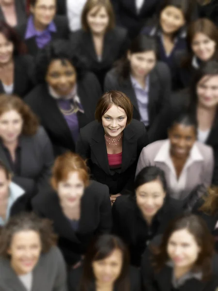 Mujer de negocios sonriente de pie —  Fotos de Stock