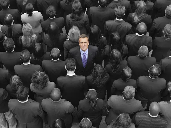 Vista de alto ángulo de un hombre de negocios de pie entre los empresarios —  Fotos de Stock