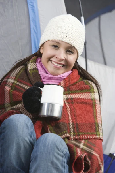 Femme en hiver porter tenant tasse de café — Photo