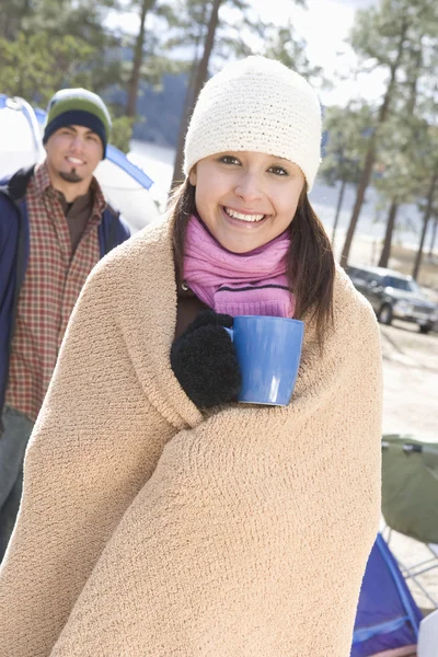 Mujer feliz sosteniendo la taza de café en el camping — Foto de Stock