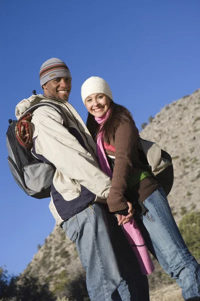 Couple en hiver Porter la main tenant — Photo