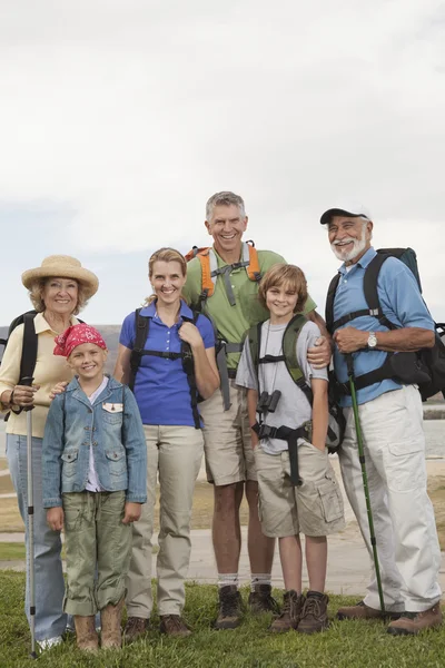 Счастливая семья с рюкзаками — стоковое фото