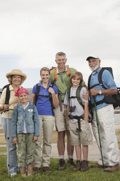 Gelukkige familie met rugzakken — Stockfoto