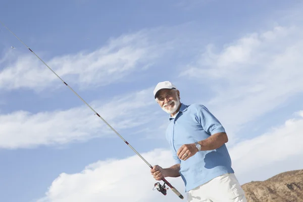 Homem de idade pesca — Fotografia de Stock