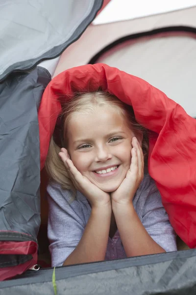 Söt liten flicka i tält — Stockfoto