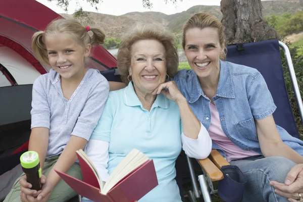 Gelukkige familie in tent — Stockfoto