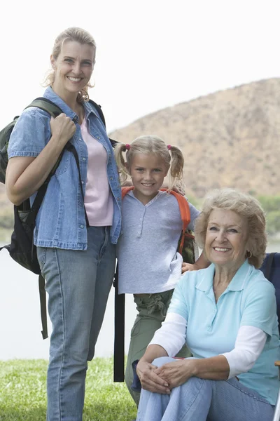 与母亲和祖母在湖边的女孩 — 图库照片