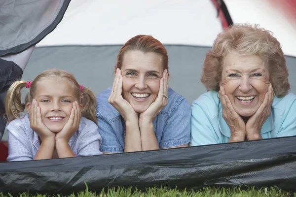 Moeder, dochter en kleindochter lachende van tent — Stockfoto