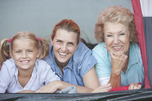 Mère, fille et petite-fille souriant de la tente — Photo