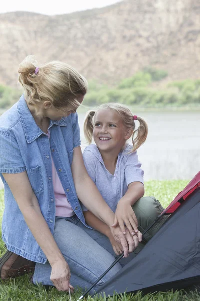 Mother with daughter pitching tent — Stock Photo, Image