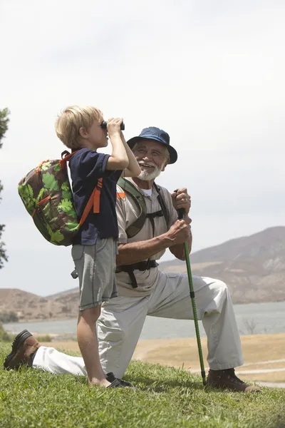 Dziadek i wnuczek obserwowanie ptaków — Zdjęcie stockowe