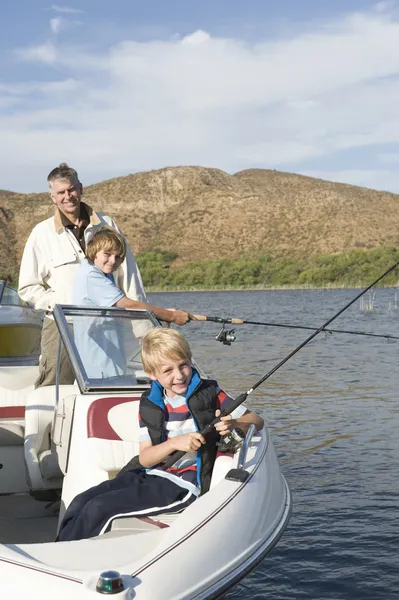 Feliz padre con hijos — Foto de Stock