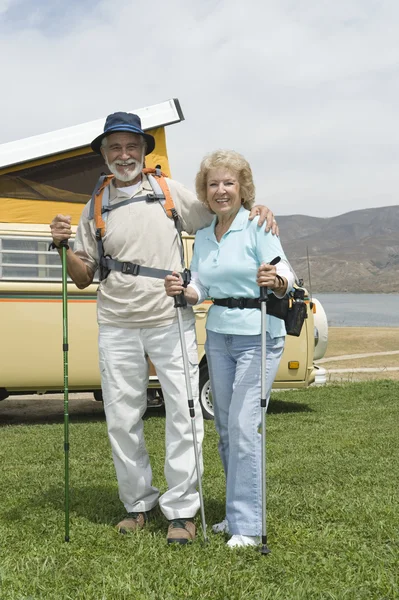 Couple sénior avec Polonais marcheurs et Campervan — Photo