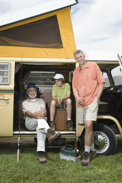 Vader, zoon en kleinzoon in camper voorbereiden om te gaan vissen — Stockfoto