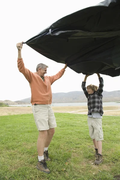 Ojciec i syn pitching namiot — Zdjęcie stockowe