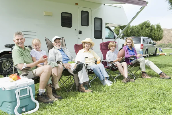 Familie zitten buiten rv thuis — Stockfoto