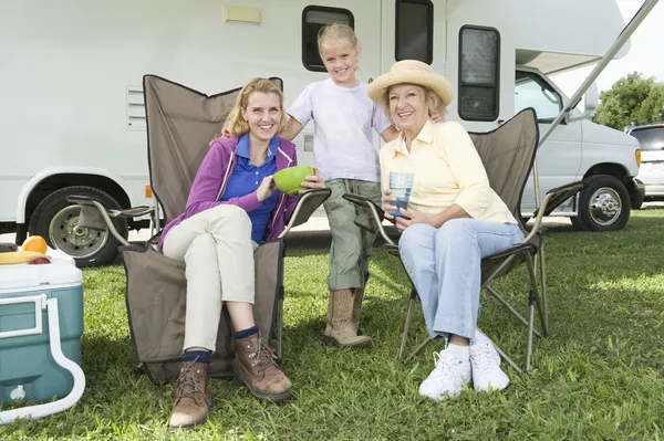 Мать, дочь и внучка у дома на колёсах — стоковое фото