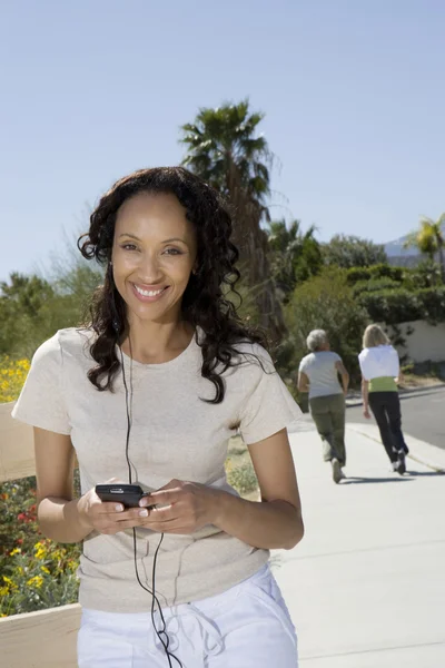 Donna che ascolta MP3 mentre fa jogging — Foto Stock