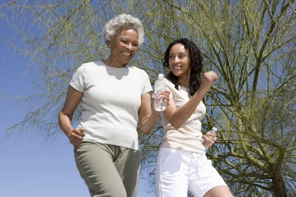 Madre e hija corriendo juntas — Foto de Stock