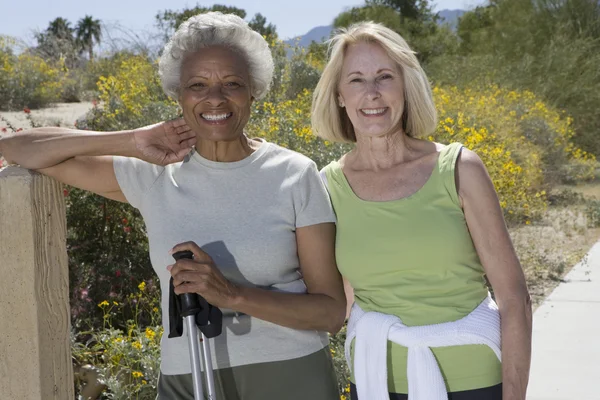 Seniorinnen stehen mit Gehstöcken — Stockfoto