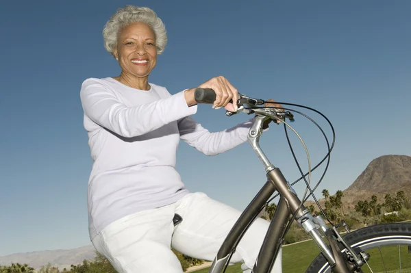 Mujer mayor en bicicleta de montaña — Foto de Stock